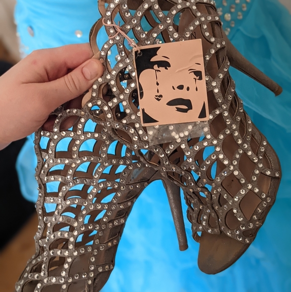 Size 8 Zigi Soho scale Heels - Picture 2 of 4